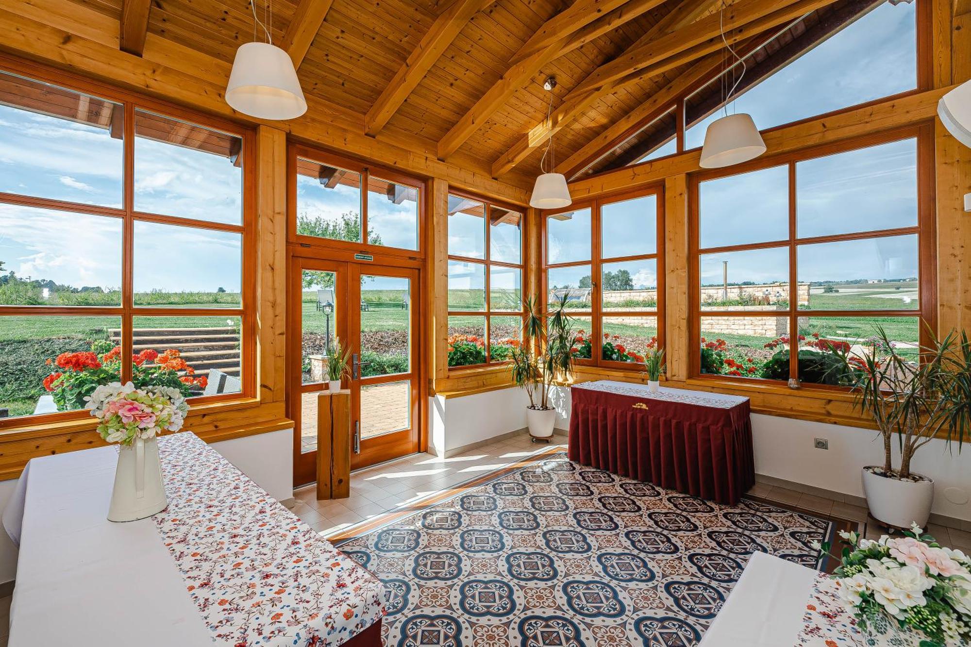 Vencluv Statek Hotel Javornice Buitenkant foto