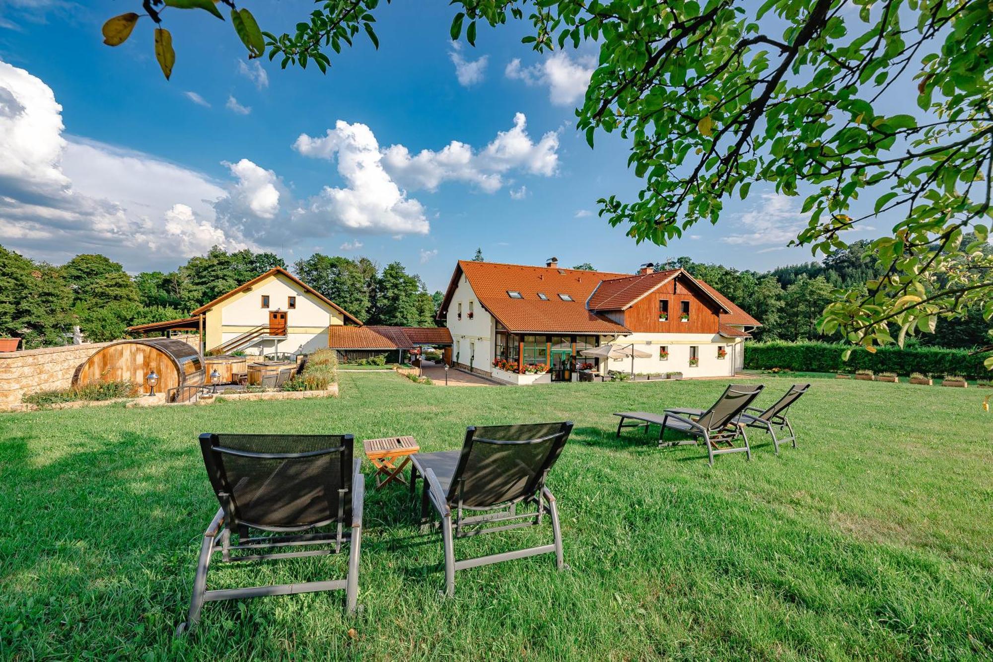 Vencluv Statek Hotel Javornice Buitenkant foto